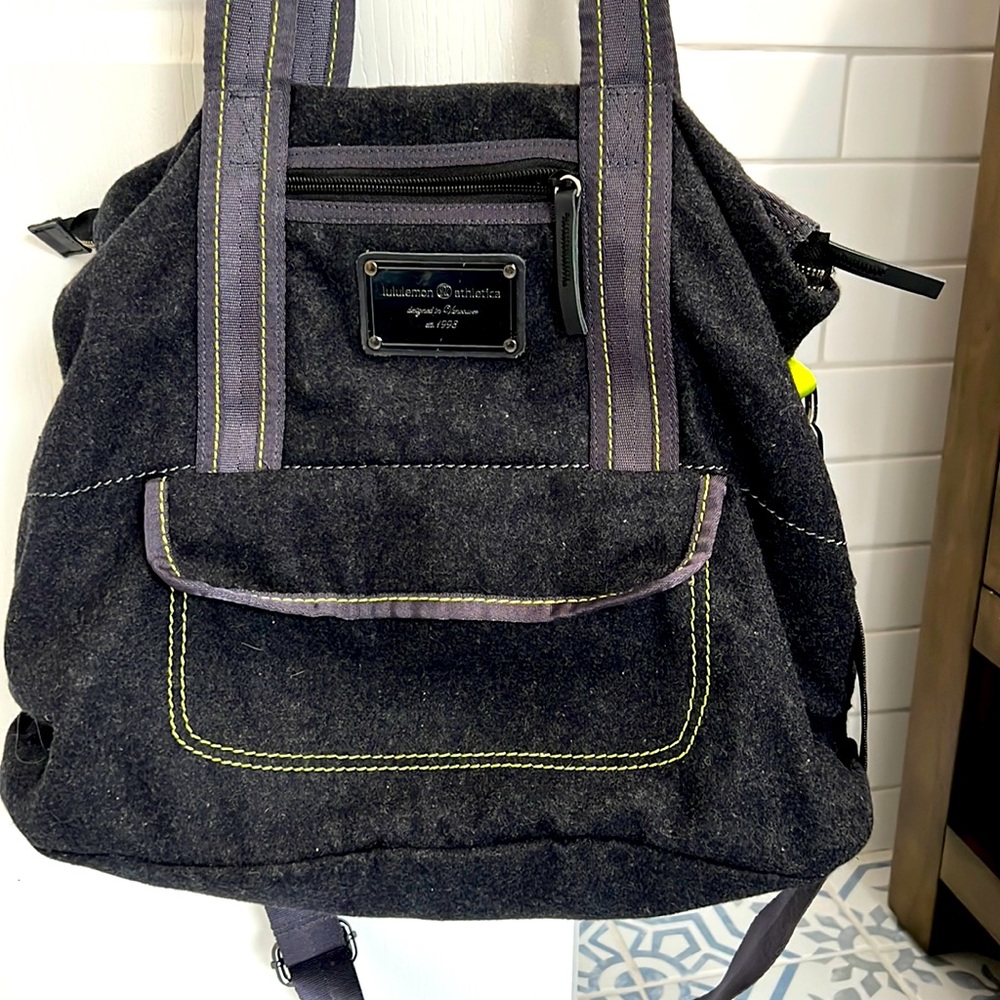 lululemon bag with detachable shoulder strap. Lots of pockets.